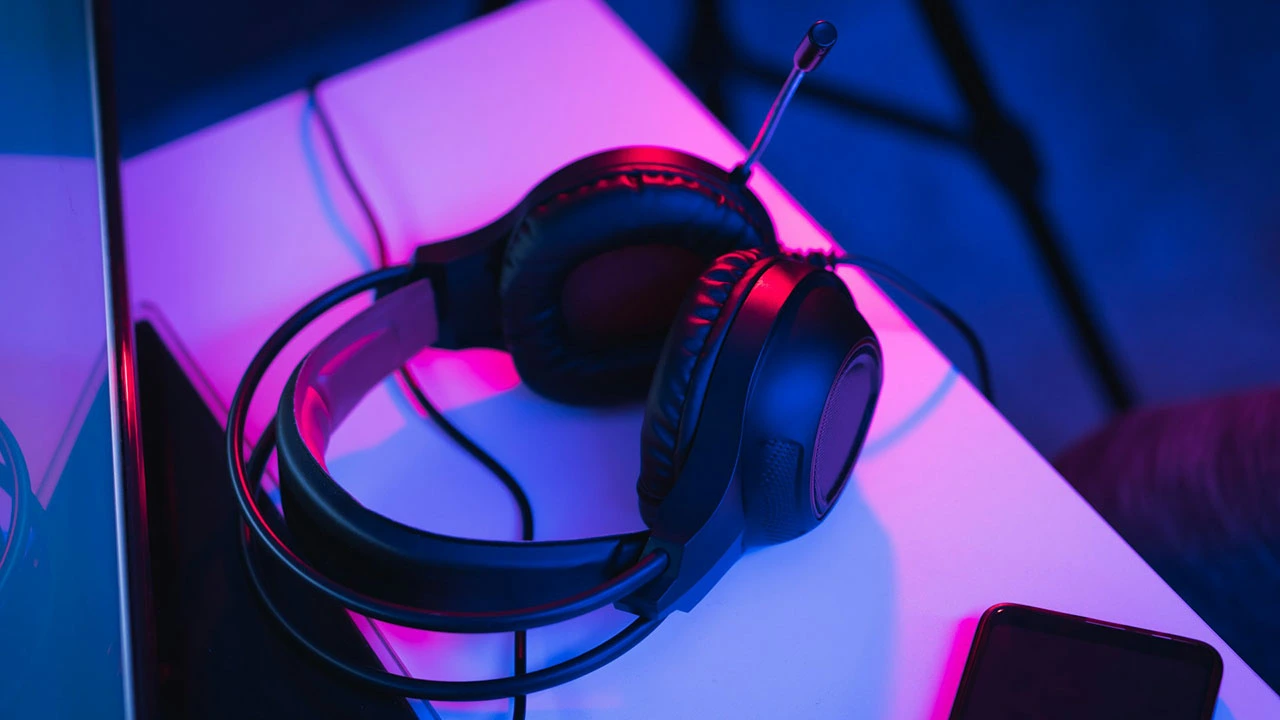Porównanie słuchawek gamingowych - Poradnik jak wybrać te z najniższym opóźnieniem.