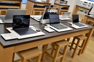 Dwa laptopy: smukły ultrabook po lewej, masywny laptop gamingowy po prawej. Wizualizacja porównania i wyboru między ultrabook czy laptop gamingowy.