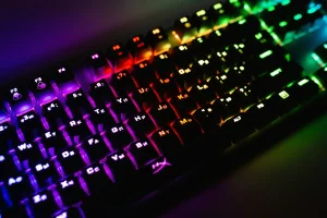 Gamingowa myszka i klawiatura RGB z podświetleniem na ciemnym tle. Idealne do porównań w ranking myszek i klawiatur RGB.