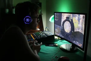 Gracz siedzi przed dwoma monitorami, na jednym wyświetla się 144 Hz, na drugim 240 Hz, pomagając wybrać optymalny do gier.