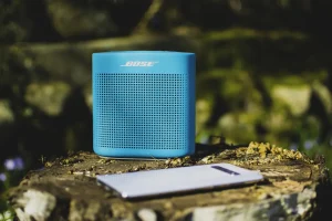 Kompaktowe głośniki Bluetooth w różnych rozmiarach, idealne do słuchania muzyki w podróży i relaksu w domu, prezentujące stylowy design i wytrzymałość.